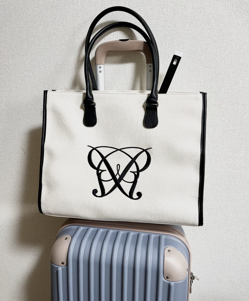 推し活バッグ。OLIVE des OLIVEトートバッグ。キャリーケースの上に置いた正面画像
