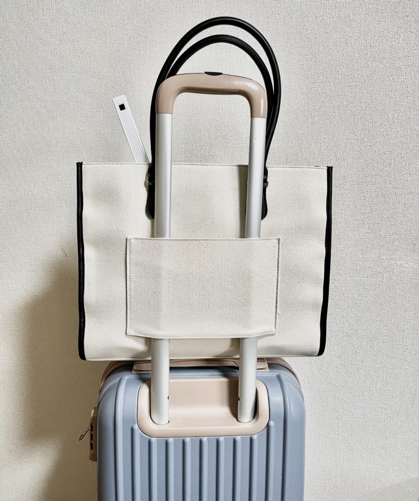 推し活バッグ。OLIVE des OLIVEトートバッグ。キャリーケースの上に置いた背面画像